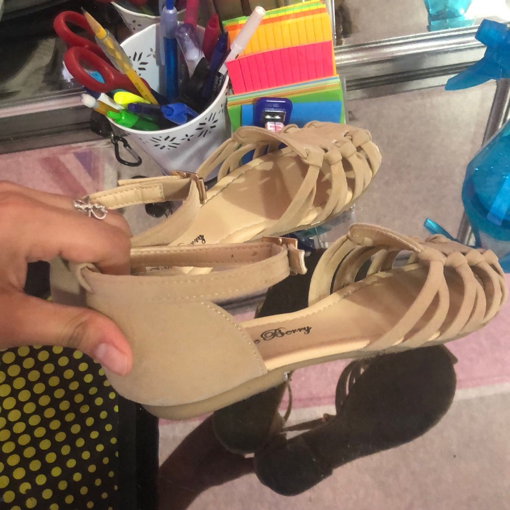 Cream Flats - Picture 2 of 2